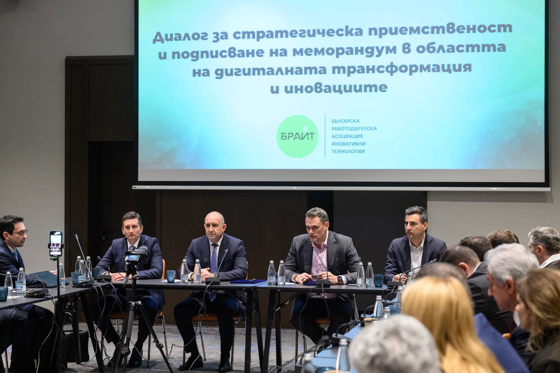 Лидерът на „Прогресивна България“ Румен Радев подписа меморандум с БРАИТ за стратегическа приемственост в иновациите в България