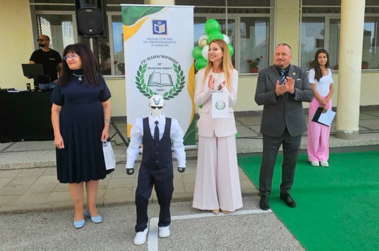 Заместник-министър откри учебната година заедно с хуманоиден робот