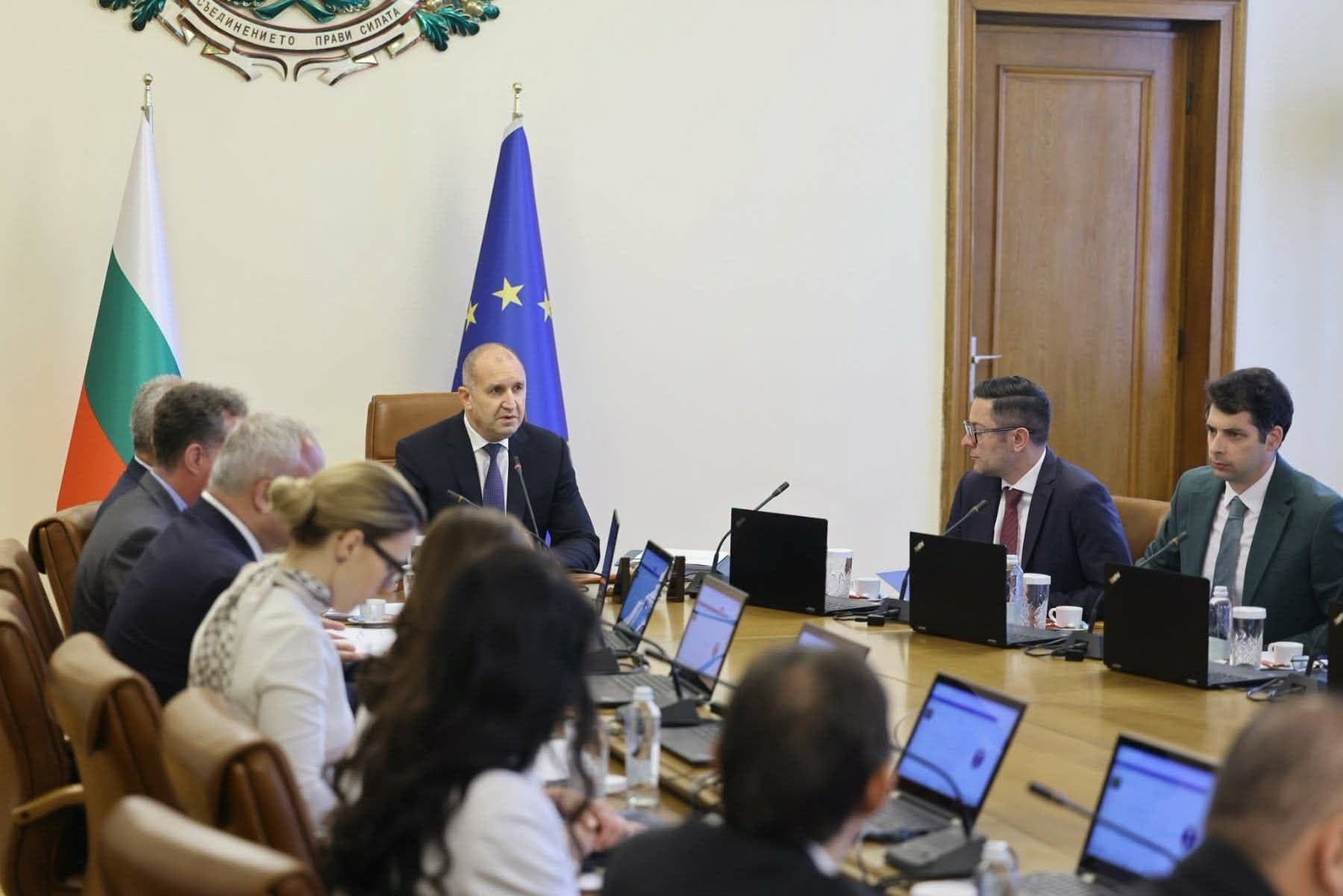 Правителството приема управленска програма