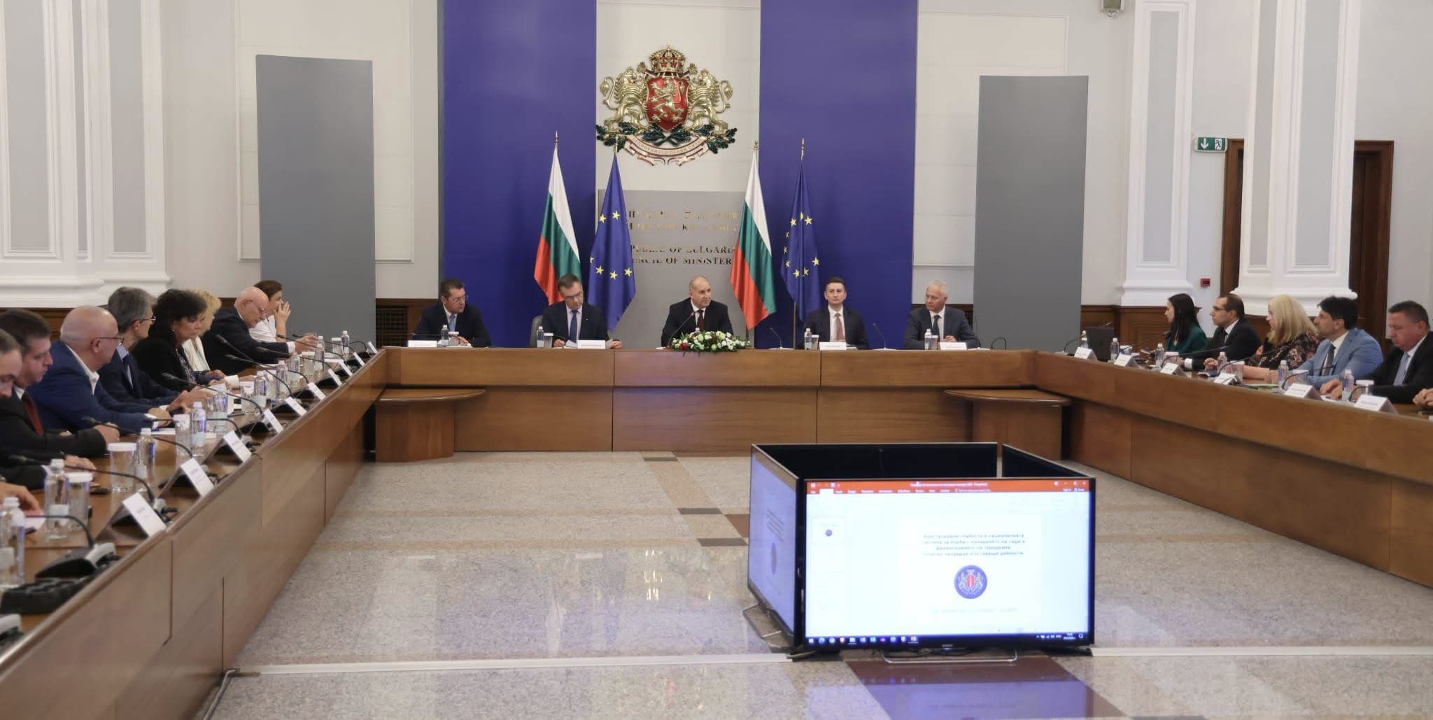 Румен Радев: България трябва да излезе от „сивия списък“ за пране на пари