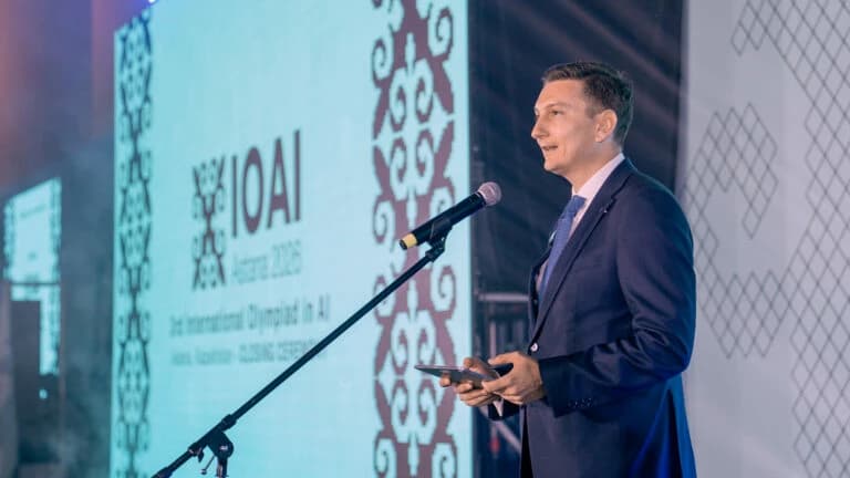 Министър Иван Василев връчи Българската награда на Олимпиада по изкуствен интелект