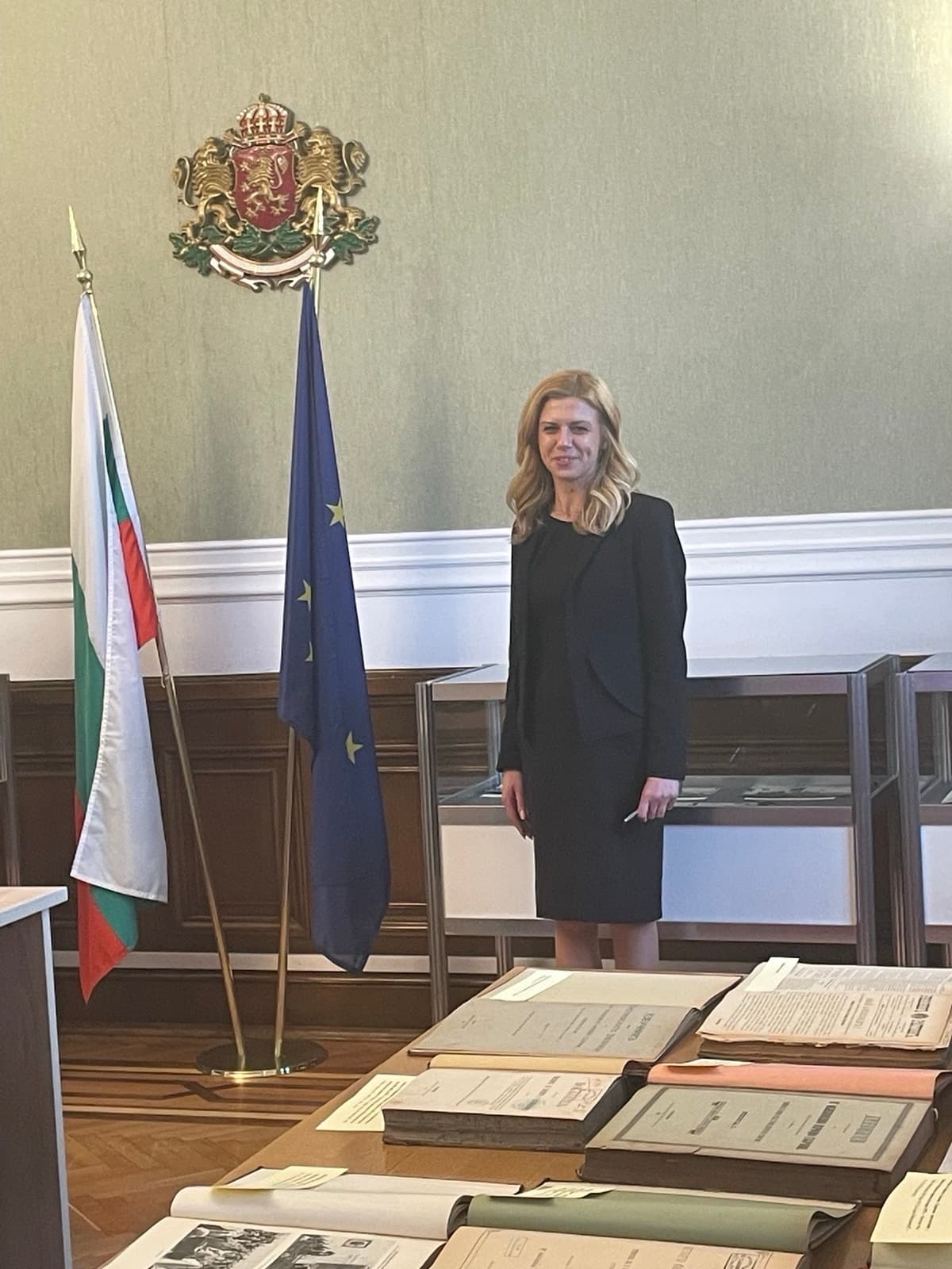 Михаела Доцова: Кабинетът на Пеевски с герба е читалня от днес.